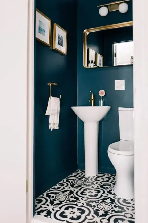 O lavatório de coluna também é uma opção interessante para compor o banheiro embaixo da escada. Fonte: Jess Ann Kirby
