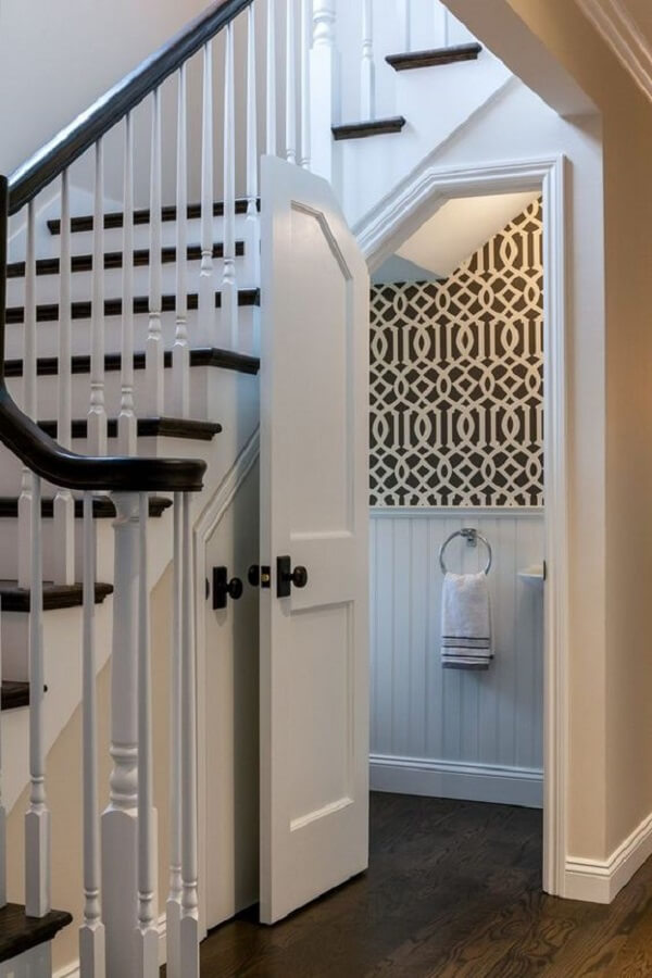 O papel de parede traz um toque diferenciado para o banheiro pequeno embaixo da escada. Fonte: Bathroom Ideas