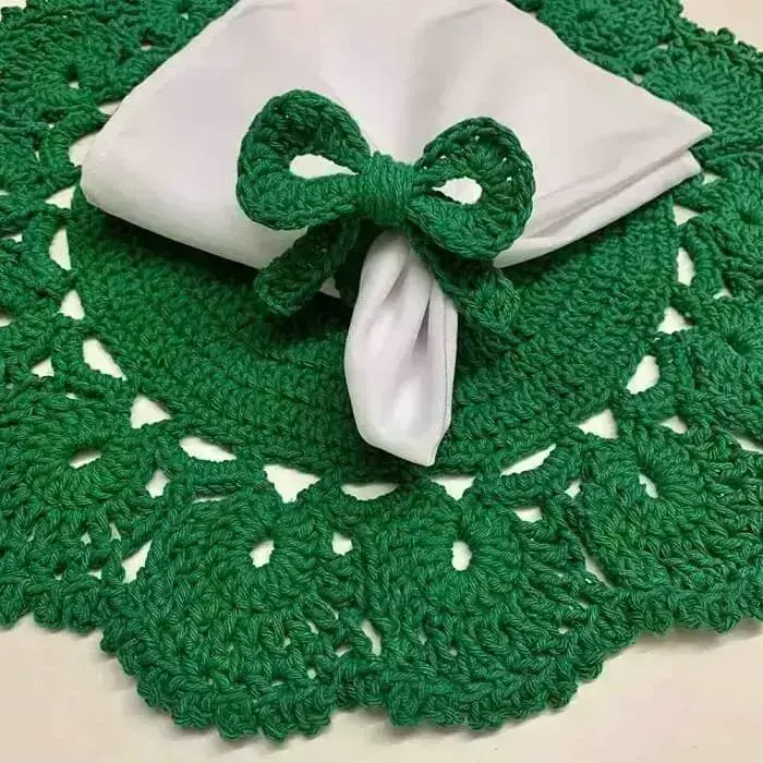 O sousplat de crochê de natal verde combina com o porta guardanapo. Fonte: @casinhadeestar
