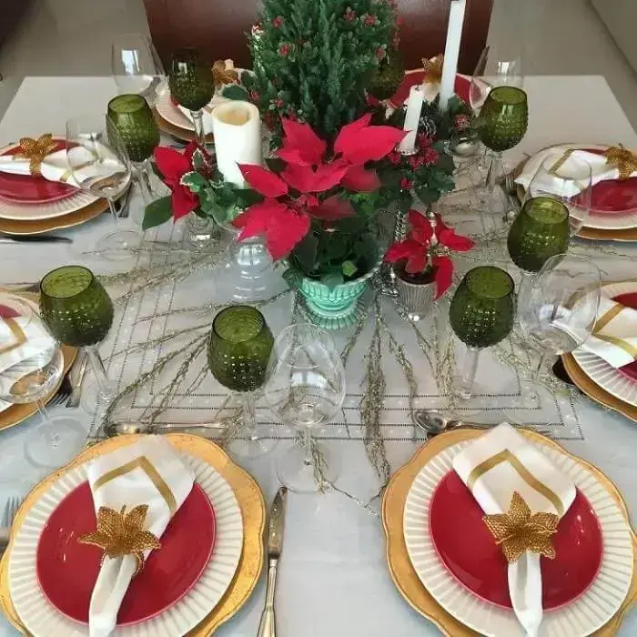 O sousplat de natal dourado transmite sofisticação para a mesa. Fonte: Receber Bem