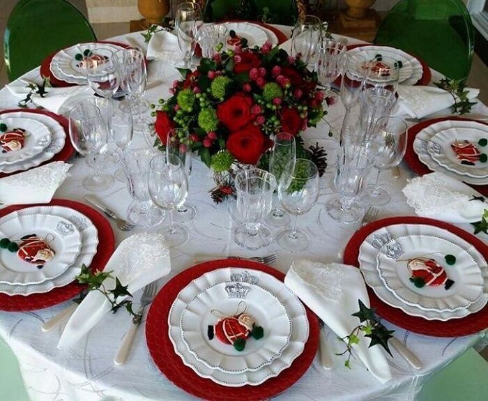 O sousplat de natal vermelho traz um toque de cor para a toalha de mesa branca. Fonte: A Mesa Que Fiz