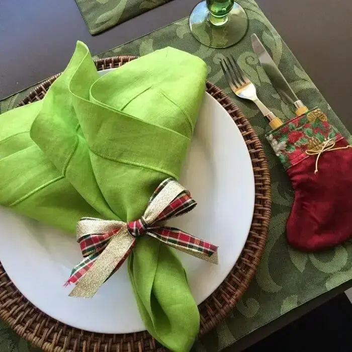 O sousplat de natal é uma peça chave na hora de compor a mesa da ceia. Fonte: Blog Noiva de Mel