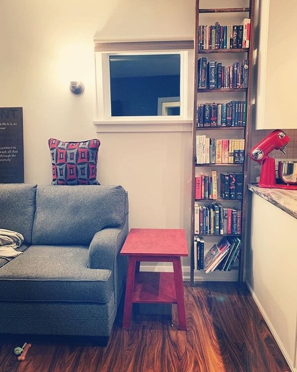 Organize os livros na escada decorativa de madeira. Fonte: Jenn Tease Dobrint