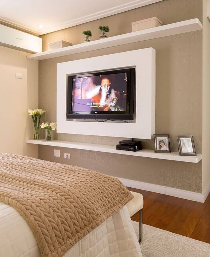 Painel de TV para quarto decorado na cor de camurça Foto Decor Fácil