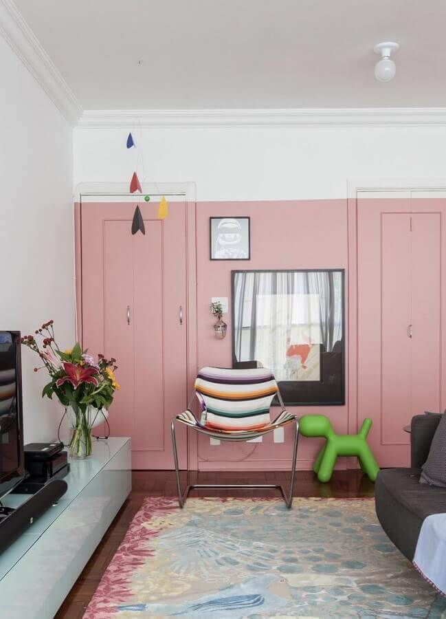 Parede colorida para sala de estar decorada com vaso de flores Foto Jeito de Casa
