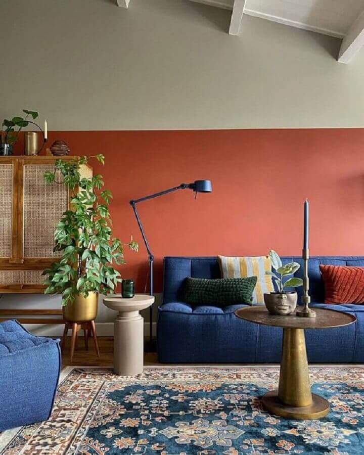 Parede colorida para sala decorada com sofá azul Foto Casa Vogue