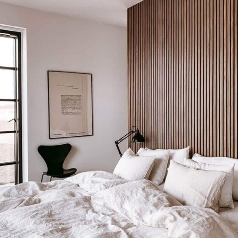 Parede com madeira ripada para decoração de quarto branco Foto Home Designing
