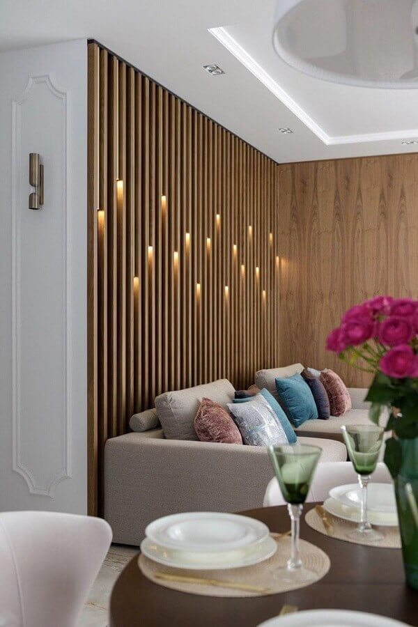 Parede de madeira ripada com iluminação para decoração de sala de estar Foto Decor Fácil