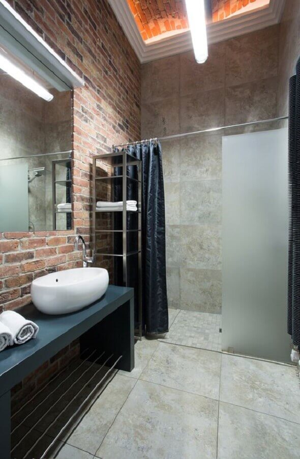 Parede de tijolinho a vista para banheiro decoração industrial Foto Home Designing