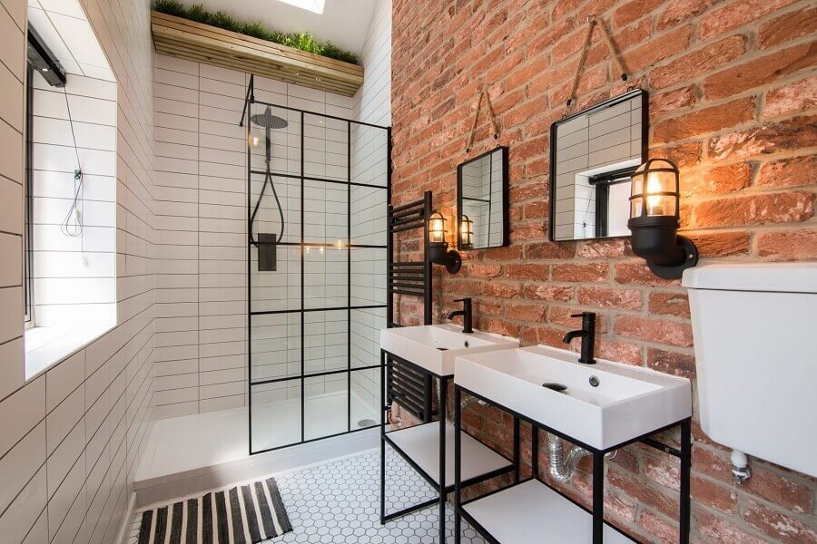 Parede de tijolinho e espelho quadrado para decoração de banheiro estilo industrial Foto DecorStyle