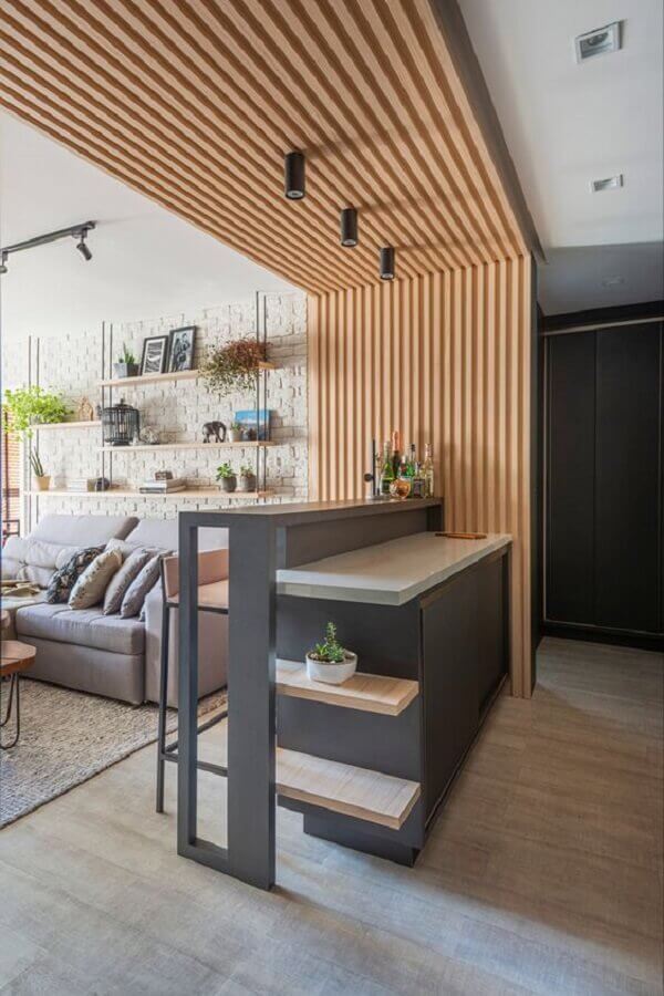 Parede ripada de madeira para decoração de cozinha americana integrada com sala de estar Foto RAL Arquitetura + Design