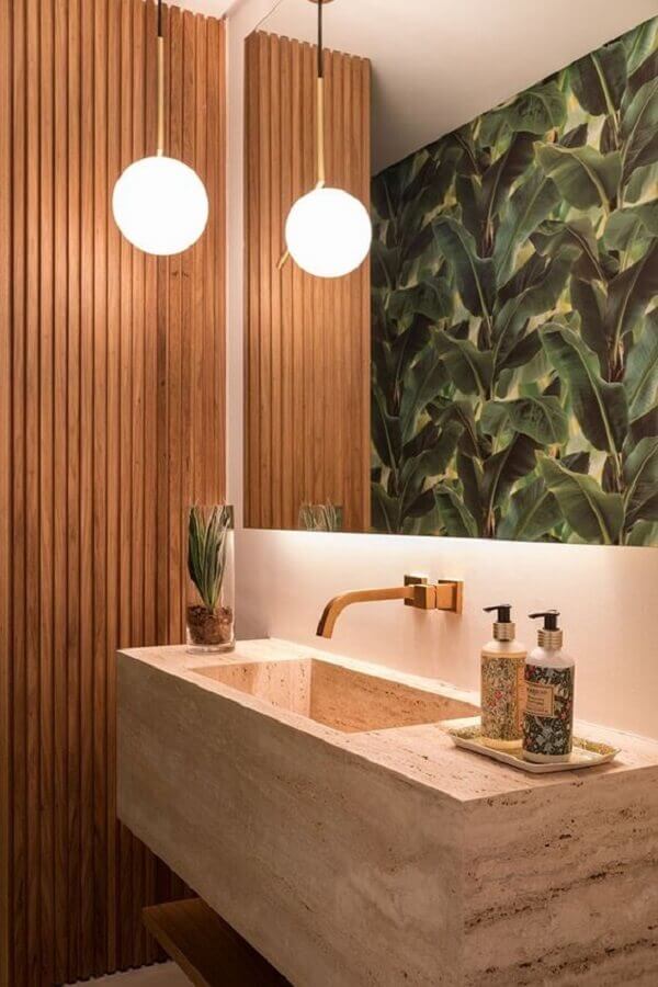 Parede ripada de madeira para decoração de lavabo moderno com cuba esculpida e luminária pendente Foto Casa Vogue