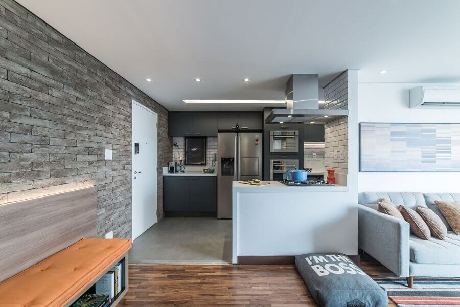 Parede tijolinho cinza para apartamento decorado com cozinha conjugada com sala Foto Pietro Terlizzi