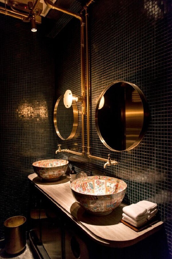 pastilha preta para decoração de banheiro industrial com detalhes em dourado Foto Design Milk