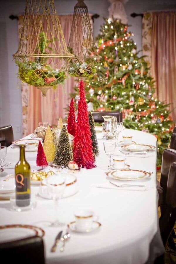 Pequenos pinheiros coloridos para decoração de mesa de festa de Natal Foto Archzine