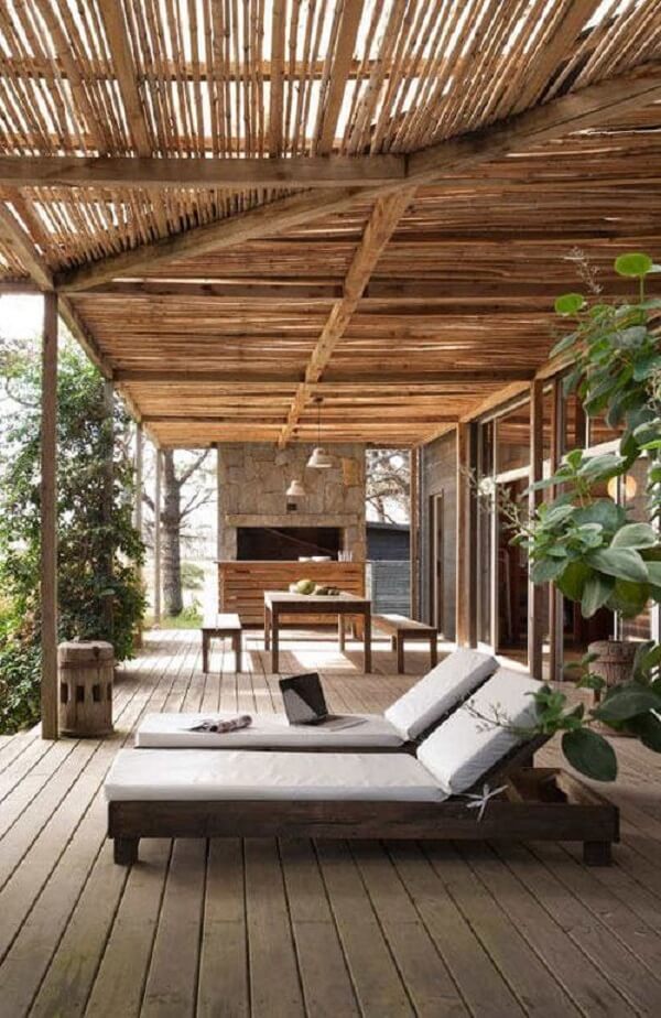 Pergolado de bambu na área externa de casa