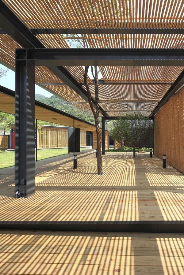 Pergolado de bambu para corredor de casas grandes