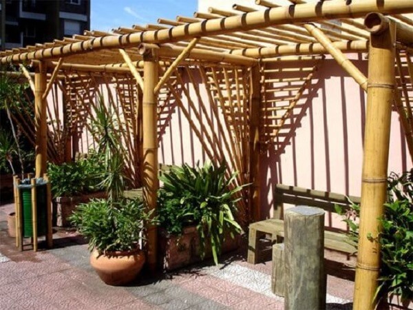 Pergolado de bambu para jardim moderno com banco de madeira