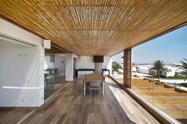 Pergolado de bambu para varanda moderna