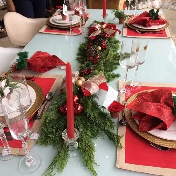 Pinhas, ramos e velas decoram o centro de mesa de natal. Fonte: Janaína Dias Ateliê de Flores