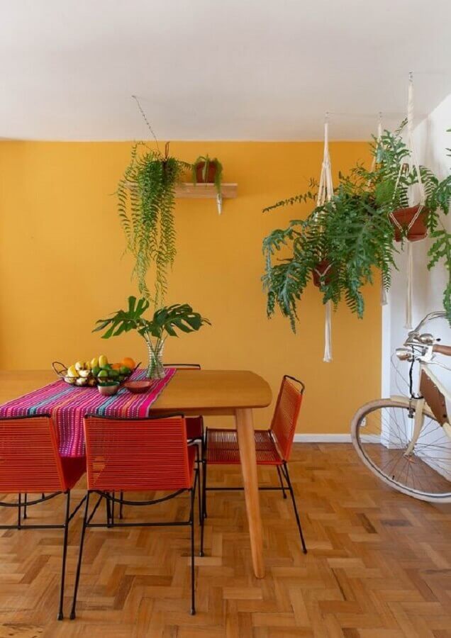 Planta pendente para decoração de sala de jantar colorida Foto Rafaela Paoli