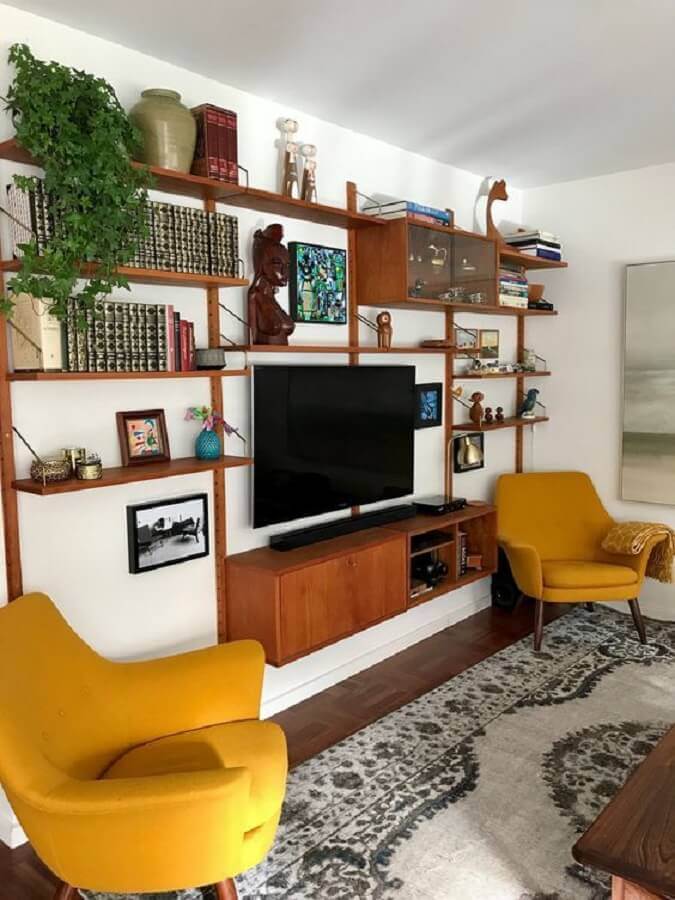 Poltrona amarela para sala colorida decorada com estante de madeira Foto Curated Interior