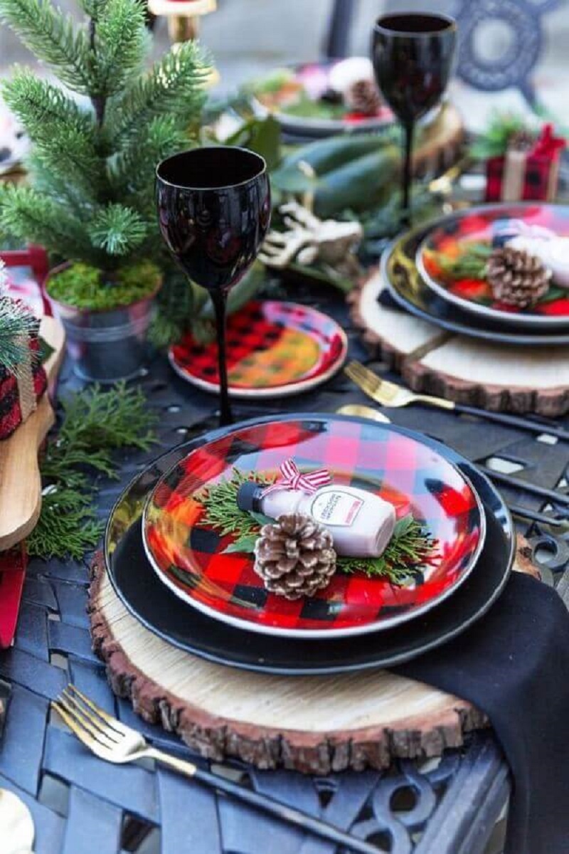 Prato xadrez e tacas pretas para decoração de mesa de festa de Natal com sousplat rustico Foto Pizzazzerie