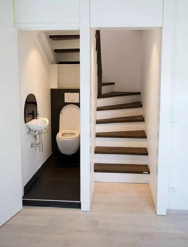 Projeto de banheiro pequeno embaixo da escada. Fonte: Meu Projeto Paralelo
