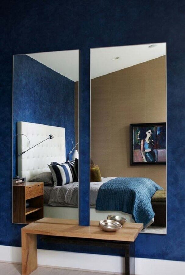 Quarto azul decorado com espelho de corpo inteiro parede Foto Otimizi