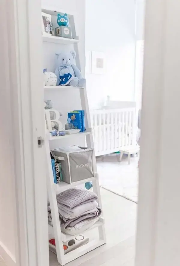 Quarto de bebê com escada decorativa branca. Fonte: Decor Fácil