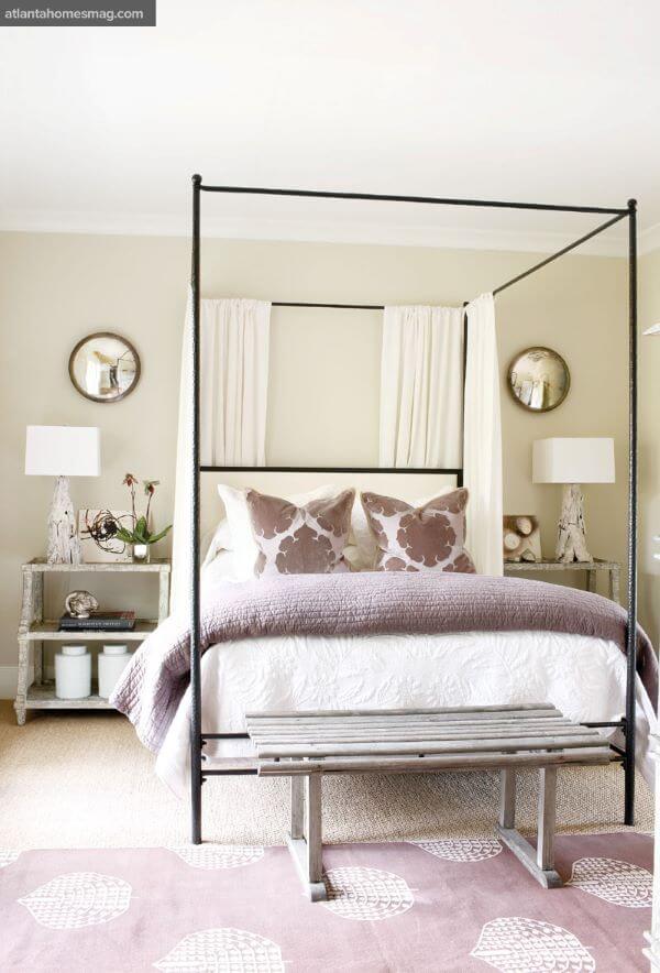 Quarto lilás com móveis de ferro e decoração minimalista