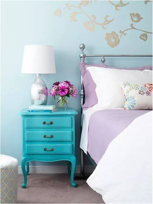 Quarto lilás com móveis e papel de parede azul