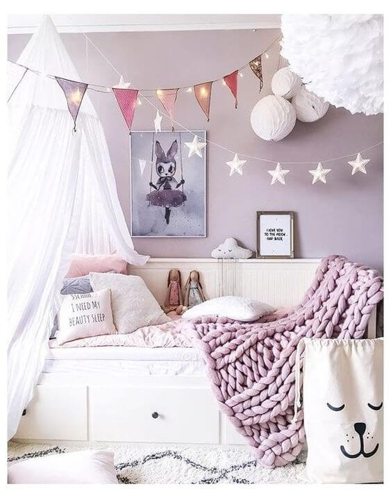 Quarto lilás e branco para meninas com manta de crochê e varal de luzes