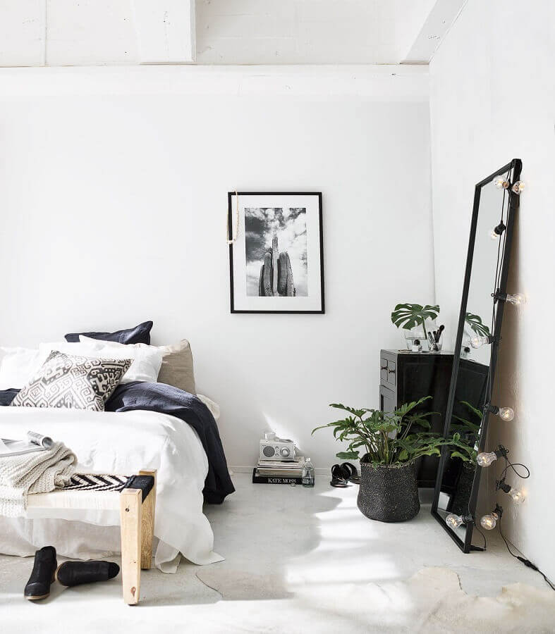 Quarto minimalista branco decorado com espelho de corpo inteiro com moldura preta Foto Anfinder