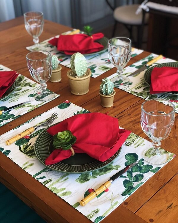 Que tal decorar os centros de mesa natalinos para ceia com vasos de cactos. Fonte: Malina Oficial