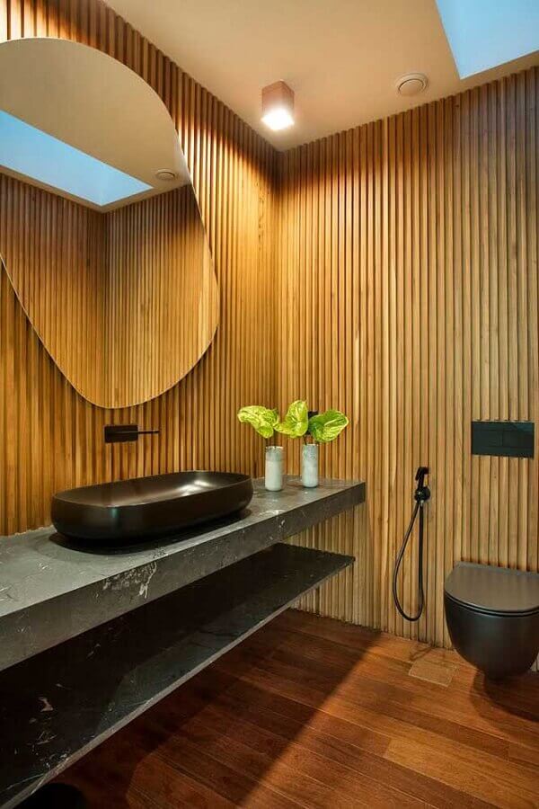 Ripas de madeira na parede de lavabo com decoração moderna Foto InTown Arquitetura