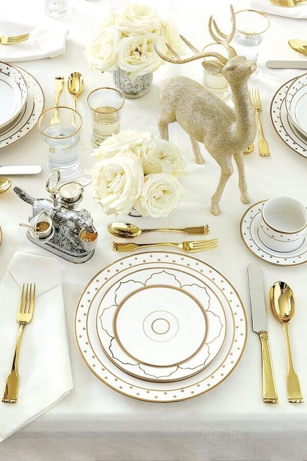 Rosas brancas e detalhes em dourados para decoração de mesa de ano novo Foto Ballard Designs