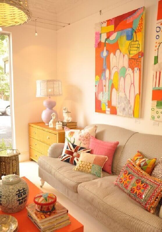 Sala bege decorada com almofadas e quadro para sala colorido Foto Jeito de Casa