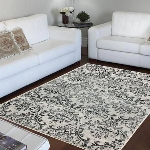 Sala branca com tapete belga e sofá branco
