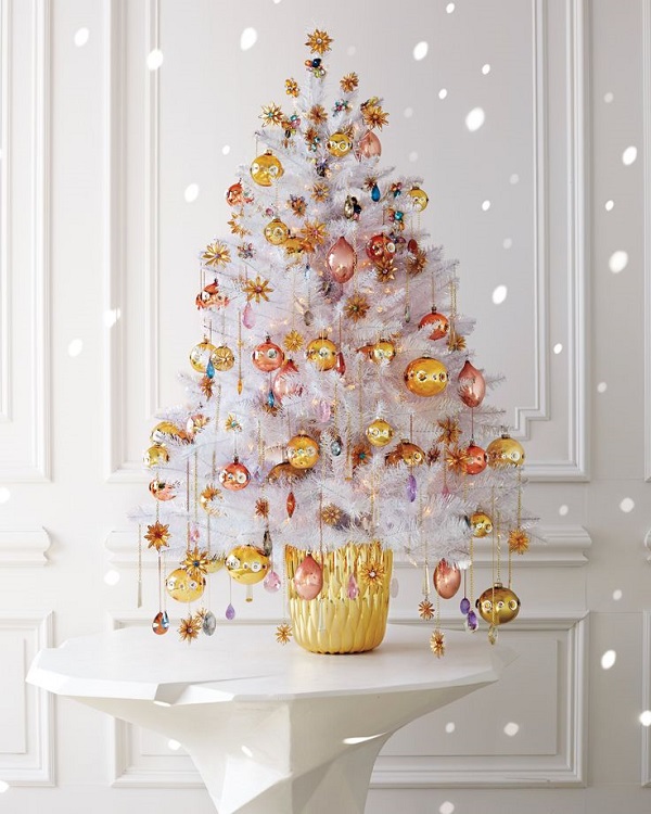 Sala branca decorada com mini arvore de natal dourada