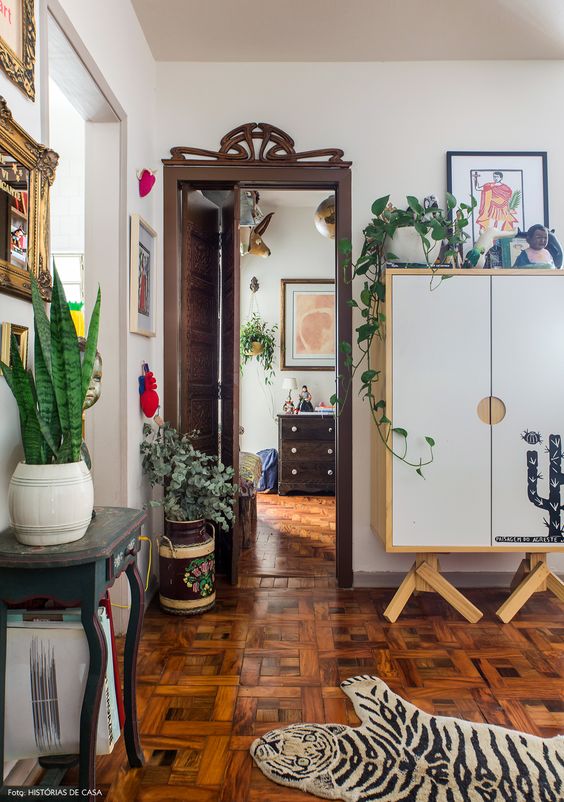 Sala com móveis estilo vintage e decoração com plantas