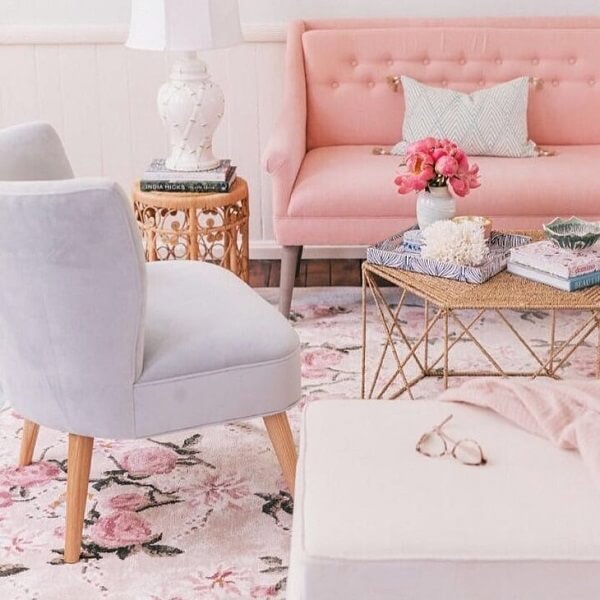Sala com móveis estilo vintage na decoração rosa e cinza com tapete floral 
