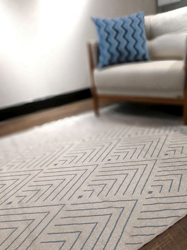 Sala com tapete belga geométrica