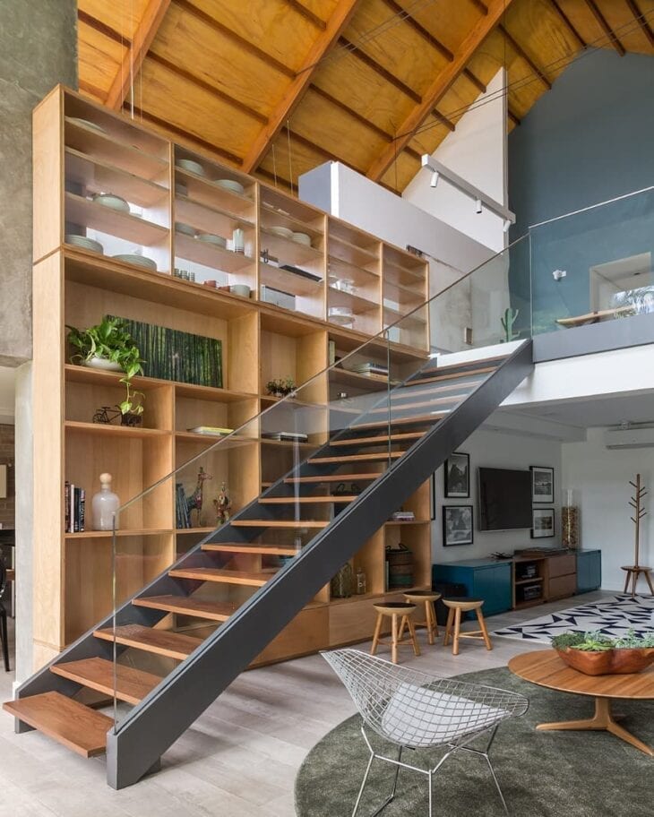Sala conceito aberto com escadas modernas de madeira e vidro
