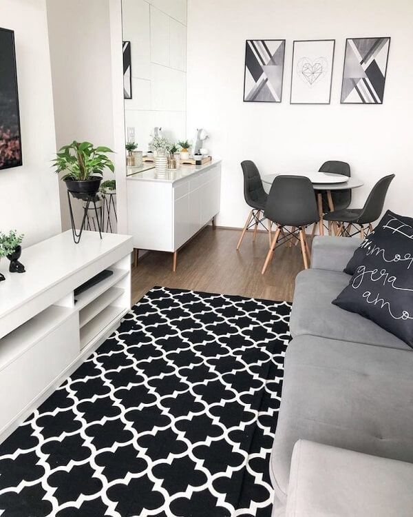 Sala de estar integrada com decoração preta e branca