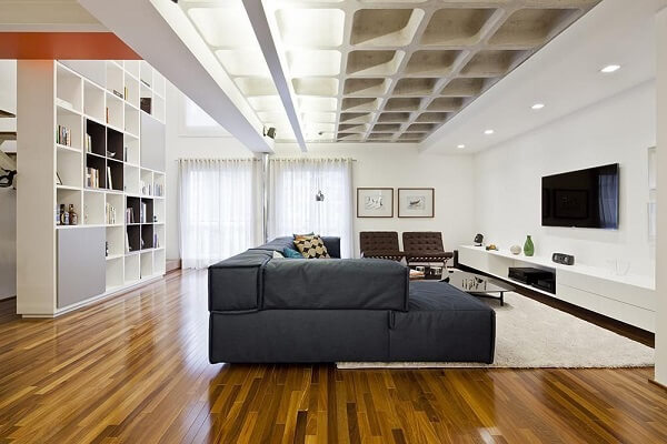 Sala de estar preta e branca com estante de nichos planejada atrás do sofá