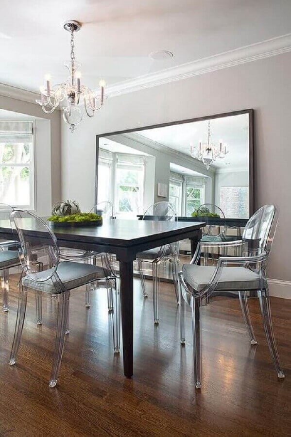  Sala de jantar grande decorada com espelho de corpo inteiro de chão e cadeiras transparentes Foto Incredible Furniture