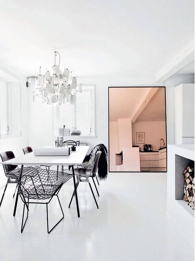 Sala de jantar minimalista decorada com espelho de corpo inteiro cobre Foto PS do Vidro