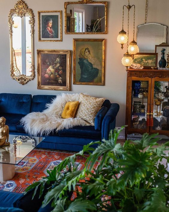 Sala estilo vintage com sofa azul e manta de pelos