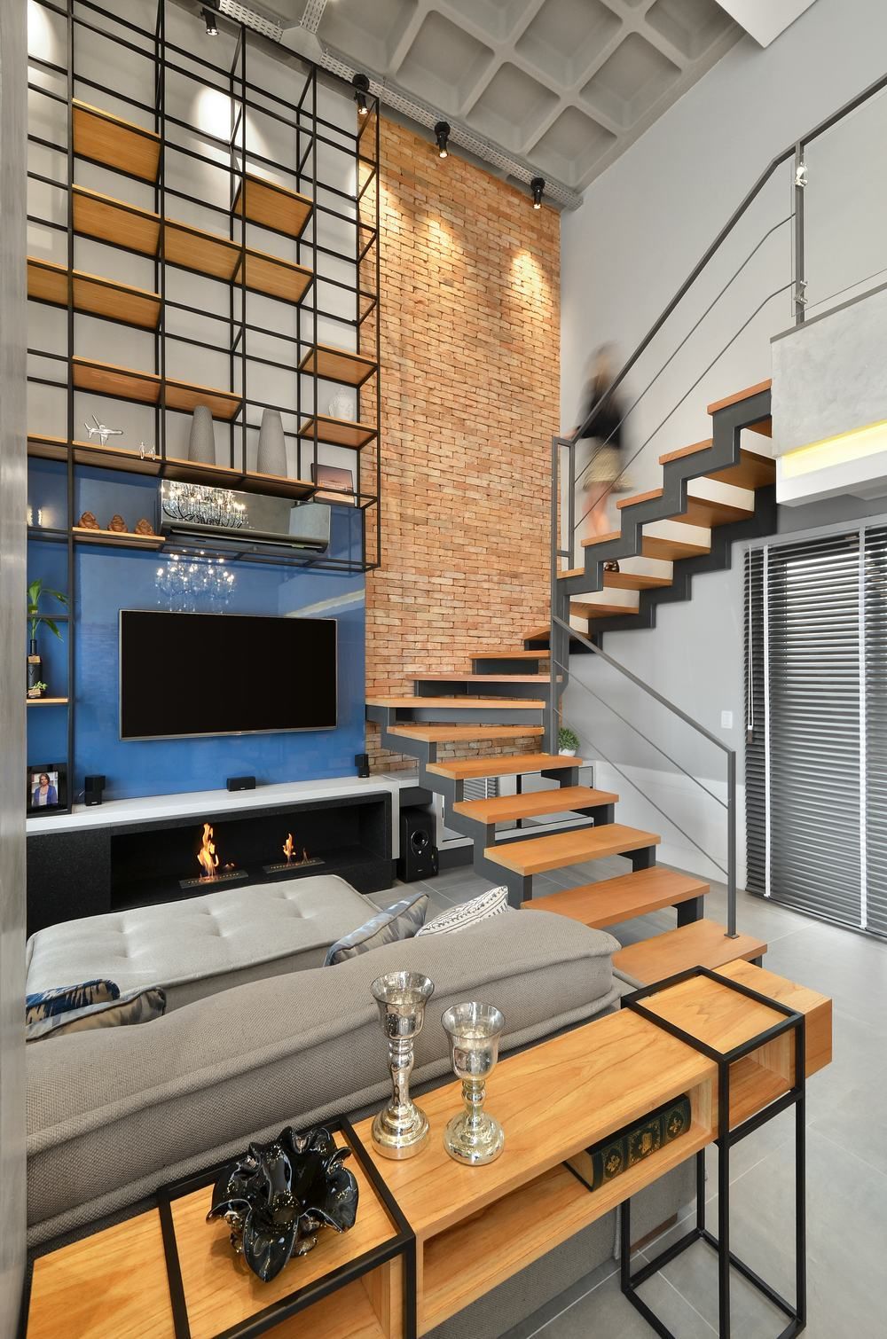 Sala industrial com escadas modernas de ferro e madeira